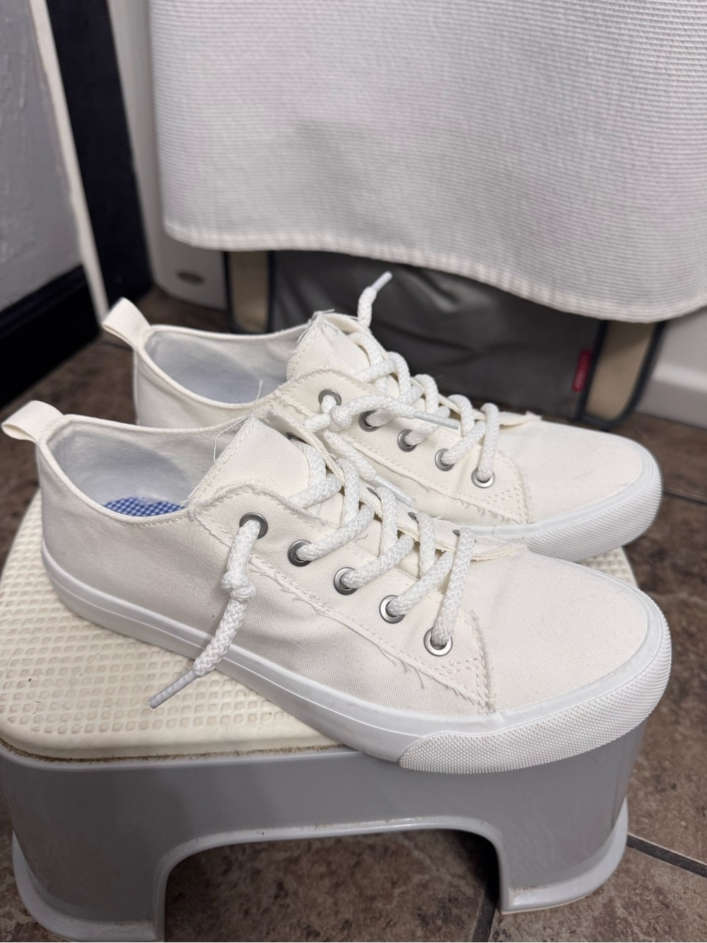 Women’s Tommy Bahama Slip on Sneakers size 7.5